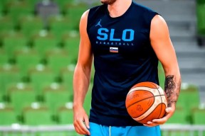 开云-东契奇回归赛场，爆冷首场状态亮眼，加拿大队观众沸腾！的简单介绍