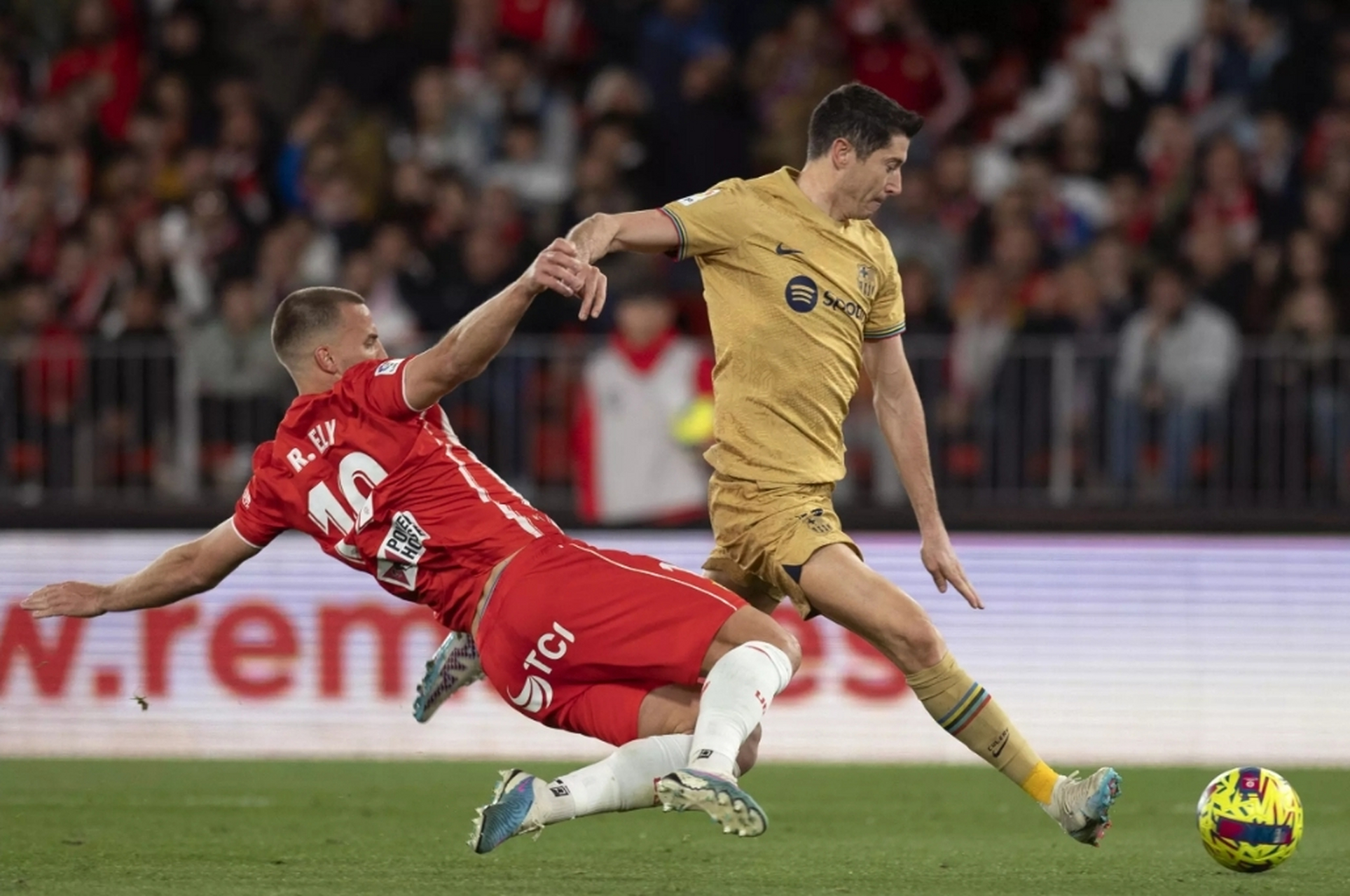 包含莱万多夫斯基在曼联比赛中赛况扑朔迷离,惊险取胜引发热议!的词条 包含莱万多夫斯基在曼联比赛中赛况扑朔迷离,惊险取胜引发热议!的词条